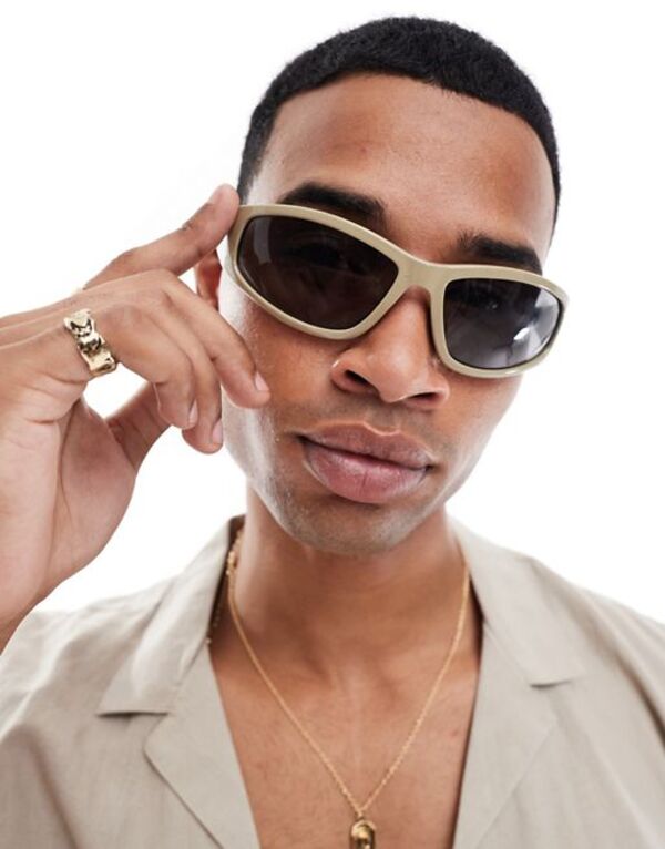 【送料無料】 エイソス メンズ サングラス・アイウェア アクセサリー ASOS DESIGN square racer sunglasses with smoke lenses in neutral STONE