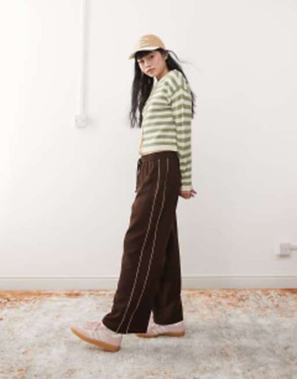 ミスセルフフリッジ レディース ボトムス カジュアルパンツ パンツ スウェットパンツ Miss Selfridge side stripe sweatpants in chocolate Chocolate チョコレート