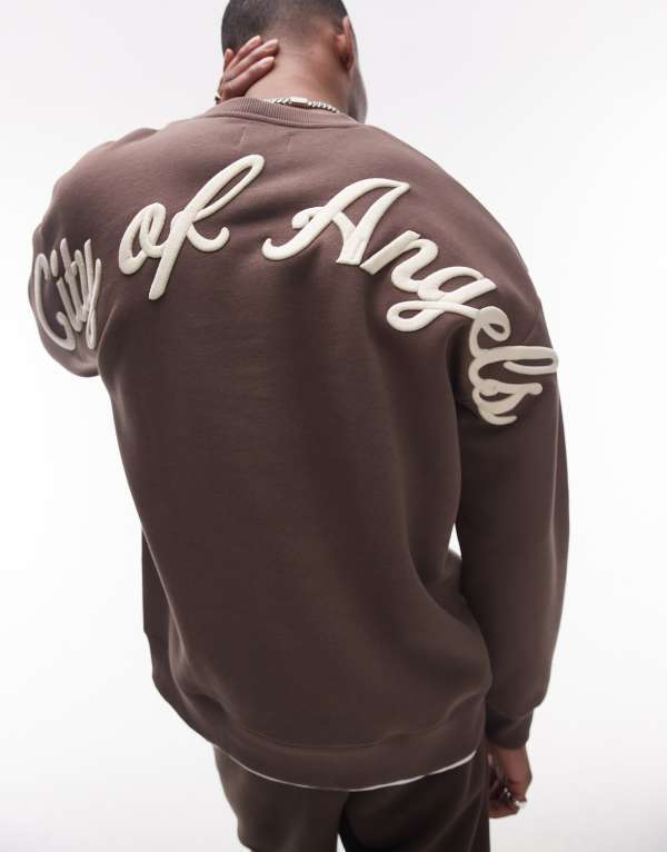 【送料無料】 トップマン メンズ パーカー・スウェット アウター Topman oversized fit sweatshirt with front and back city of angels embroidery in brown BROWN