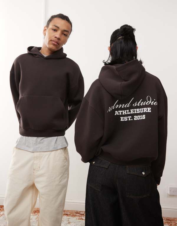 リクレイム ヴィンテージ レディース アウター パーカー・スウェット クロップド ロゴ パーカー Reclaimed Vintage unisex cropped boxy logo hoodie in chocolate Chocolate チョコレート