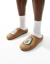 【送料無料】 エイソス メンズ サンダル シューズ ASOS DESIGN mule slippers in tan with avocado badge Ta...