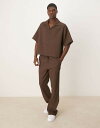 【送料無料】 エイソス メンズ カジュアルパンツ ボトムス ASOS DESIGN slim flare sweatpants in plisse in brown - part of a set BROWN(4)