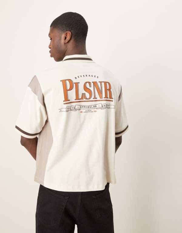 【送料無料】 エイソス メンズ ポロシャツ トップス ASOS DESIGN boxy oversized zipped polo shirt with cut and sew paneling and text graphic in cream Tofu