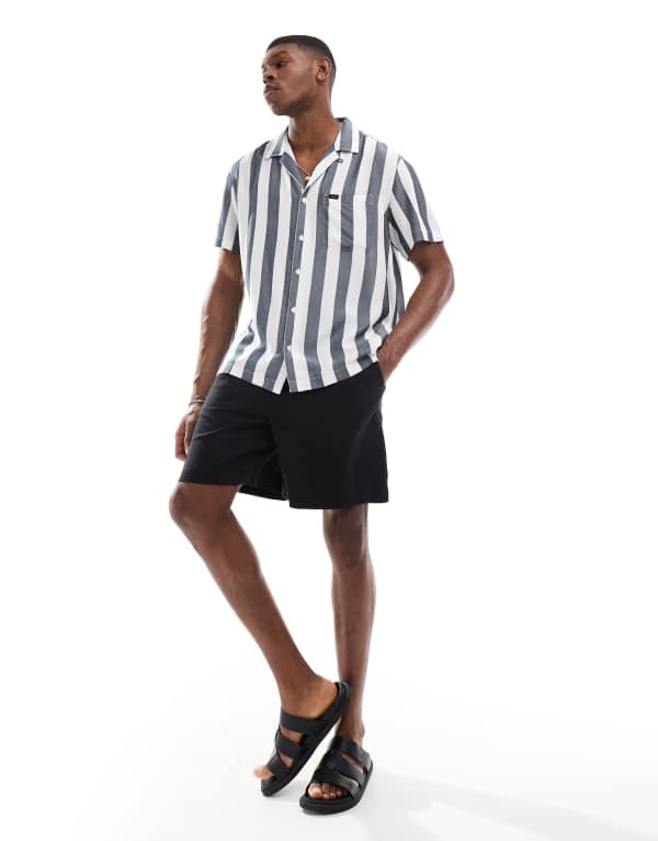 【送料無料】 リー メンズ シャツ トップス Lee relaxed resort shirt in cream/navy stripe Rivet Navy