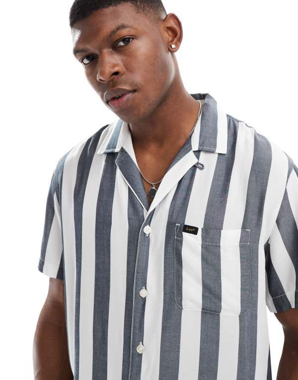 【送料無料】 リー メンズ シャツ トップス Lee relaxed resort shirt in cream/navy stripe Rivet Navy