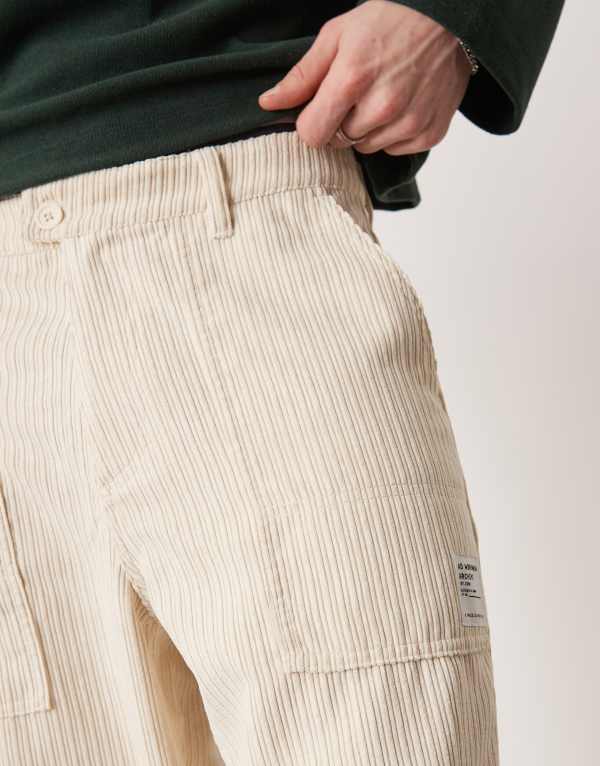 【送料無料】 エイソス メンズ カジュアルパンツ ボトムス ASOS DESIGN straight fit cord pants in cream CREAM