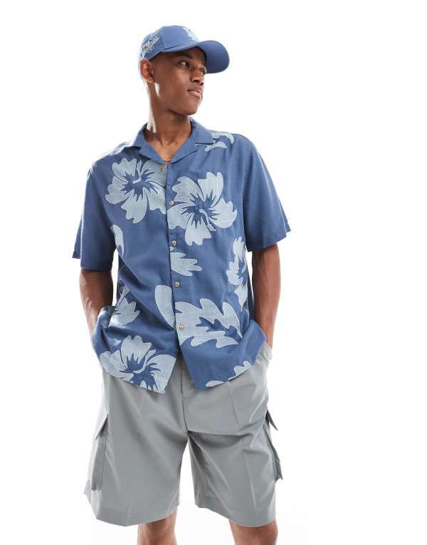 【送料無料】 エイソス メンズ シャツ トップス ASOS DESIGN relaxed revere shirt with hawaiian floral embroidery BLUE