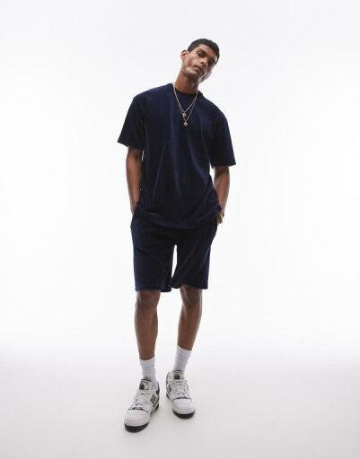 【送料無料】 トップマン メンズ ハーフパンツ・ショーツ ボトムス Topman oversized fit velvet cord shorts in navy NAVY