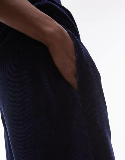 【送料無料】 トップマン メンズ ハーフパンツ・ショーツ ボトムス Topman oversized fit velvet cord shorts in navy NAVY