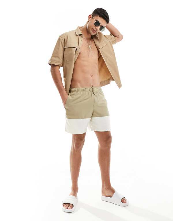 【送料無料】 エイソス メンズ ハーフパンツ・ショーツ 水着 ASOS DESIGN swim shorts in mid length in khaki block print Khaki