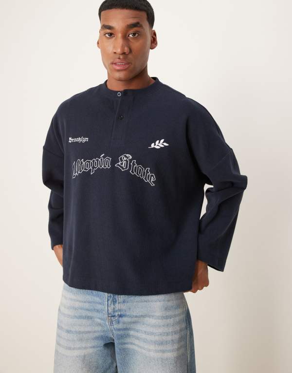 【送料無料】 エイソス メンズ ニット・セーター アウター ASOS DESIGN super oversized cropped lightweight sweater with henley neck and print in navy NAVY