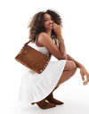 【送料無料】 ストラディバリウス レディース ハンドバッグ バッグ Stradivarius baguette studded bag in brown faux suede CAMEL(4)