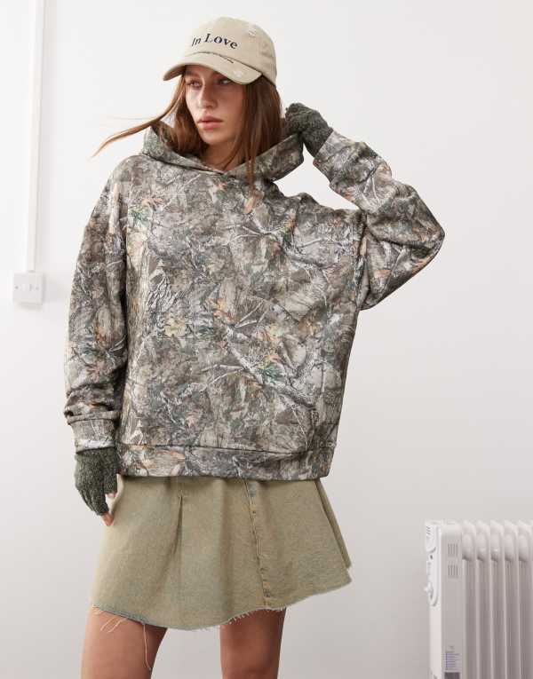 【送料無料】 コルージョン レディース パーカー・スウェット アウター COLLUSION boxy fit hoodie in washed woodland WOODLAND