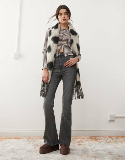 【送料無料】 ミスセルフフリッジ レディース デニムパンツ ボトムス Miss Selfridge heart pocket flare jeans in black wash Light black wash 【送料無料】 ミスセルフフリッジ レディース デニムパンツ ボトムス Miss Selfridge heart pocket flare jeans in black wash Light black wash