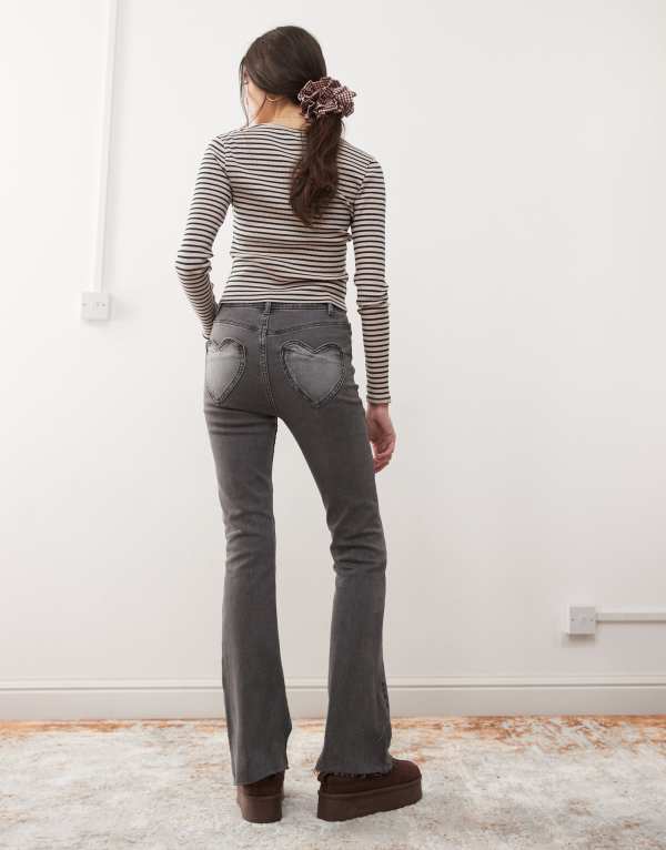 【送料無料】 ミスセルフフリッジ レディース デニムパンツ ボトムス Miss Selfridge heart pocket flare jeans in black wash Light black wash