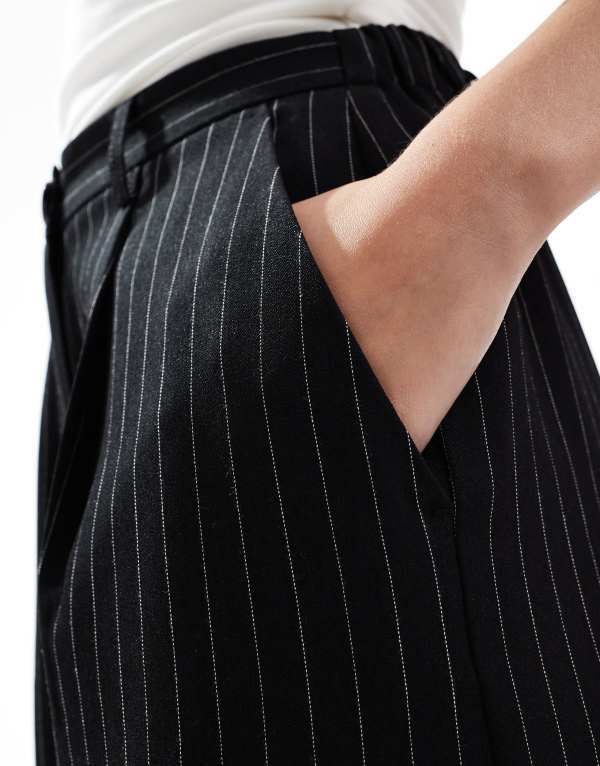 【送料無料】 ミスセルフフリッジ レディース カジュアルパンツ ボトムス Miss Selfridge tailored straight leg pants in black and white pinstripe Black