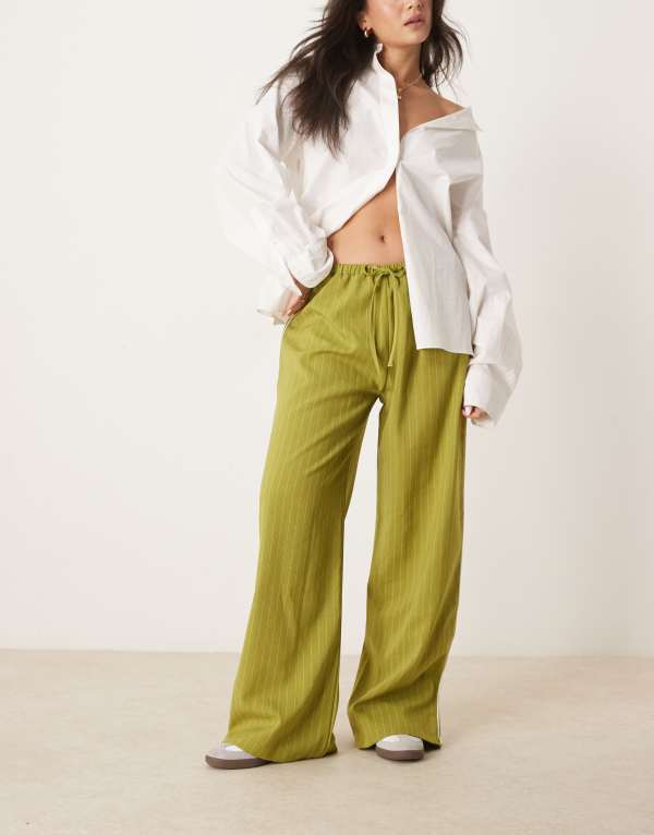 【送料無料】 エイソス レディース カジュアルパンツ ボトムス ASOS DESIGN tailored wide leg pants with contrast side stripe Olive