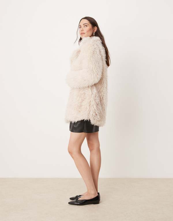 【送料無料】 グラマラス レディース コート アウター Glamorous fluffy faux fur boxy coat Light stone