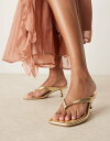 【送料無料】 エイソス レディース サンダル シューズ ASOS DESIGN Hawaii toe thong kitten heel sandals in gold GOLD(4)