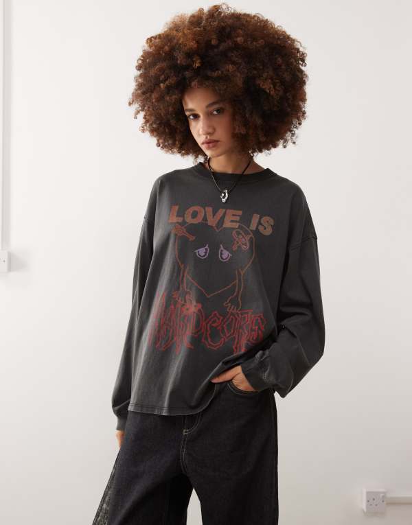 モンキ レディース トップス Tシャツ プリント シャツ Monki long sleeve t-shirt with love is hardcore print Washed Black ブラック