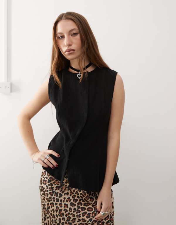 ウィークデイ レディース トップス Tシャツ アシンメトリー Weekday Ibis asymmetric peplum top with concealed buttons Black ブラック