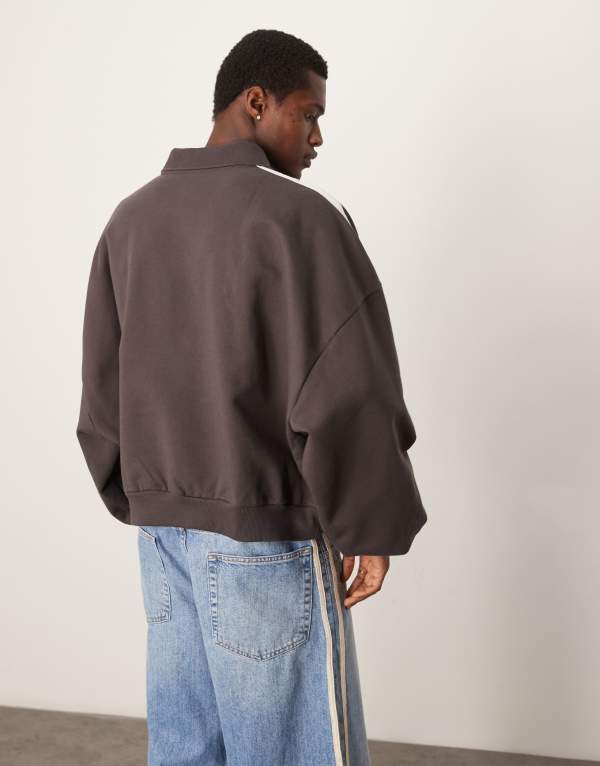 【送料無料】 エイソス メンズ パーカー・スウェット アウター ASOS DESIGN heavyweight extreme oversized rugby sweatshirt with taping detail in dark brown Black bean