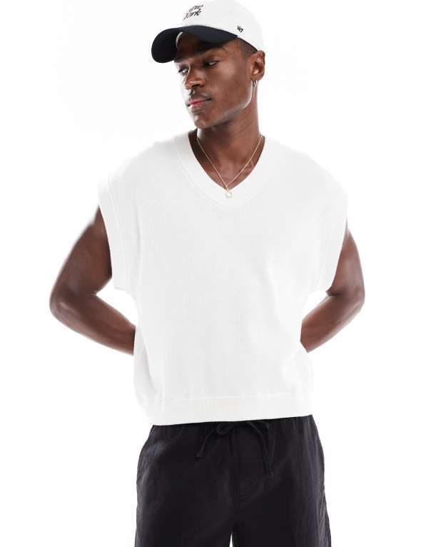 【送料無料】 プルアンドベアー メンズ ベスト トップス Pull&Bear knit tank top in white WHITE