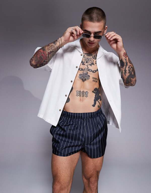 【送料無料】 エイソス メンズ ハーフパンツ・ショーツ 水着 ASOS DESIGN swim short in super short length in navy and white pin stripe NAVY