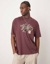 【送料無料】 エイソス メンズ Tシャツ トップス ASOS DESIGN oversized T-shirt with varsity graphics in burgundy DECADENT CHOCOLATE