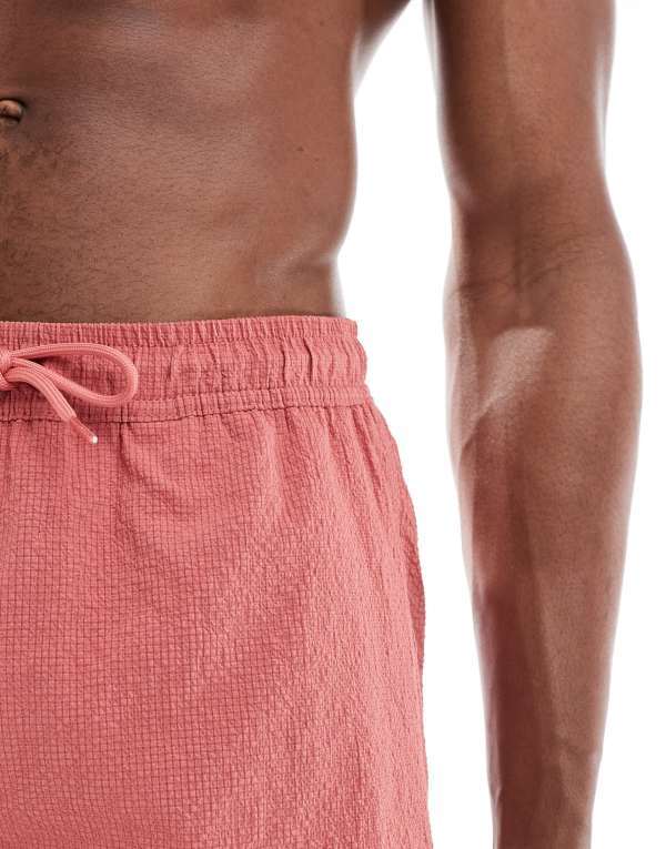 【送料無料】 オンリーアンドサンズ メンズ ハーフパンツ・ショーツ 水着 ONLY & SONS seersucker swim shorts in dark pink Dusty cedar