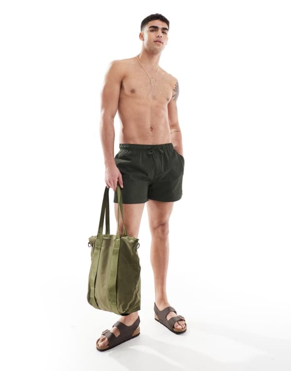 【送料無料】 リバーアイランド メンズ ハーフパンツ・ショーツ 水着 River Island seersucker swim trunks in khaki GREEN - DARK