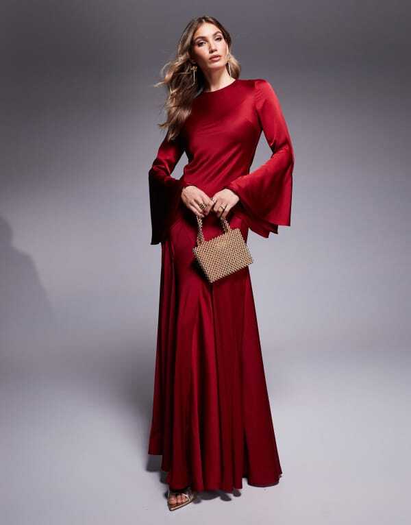 【送料無料】 エイソス レディース ワンピース トップス ASOS DESIGN long sleeve satin maxi dress with full skirt and godets in red DEEP RED