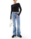 【送料無料】 モンキ レディース デニムパンツ ボトムス Monki Katsumi low rise bootcut flared jeans in vintage blue wash Blue(4)