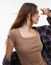 【送料無料】 トップショップ レディース Tシャツ トップス Topshop square neck ribbed cap sleeve tee in fudg...