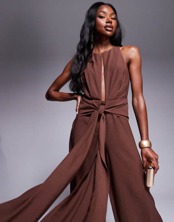【送料無料】 エイソス レディース ジャンプスーツ トップス ASOS DESIGN high neck jumpsuit with tie detail in chocolate Chocolate