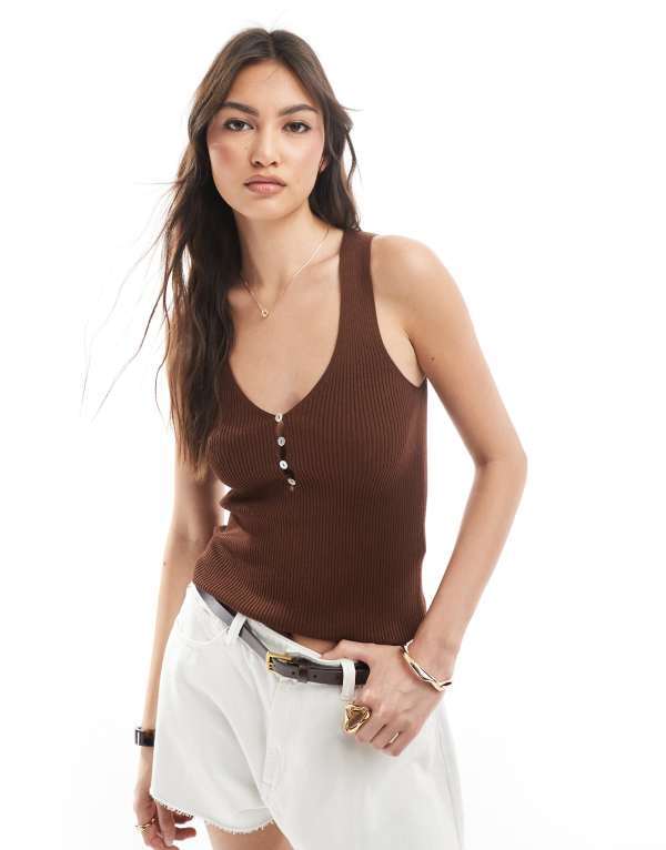 【送料無料】 ストラディバリウス レディース ベスト トップス Stradivarius light knit button detail vest in brown BROWN