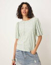 【送料無料】 ヴィラ レディース Tシャツ トップス VILA broderie T-shirt with puff sleeve detail in silt green Silt green