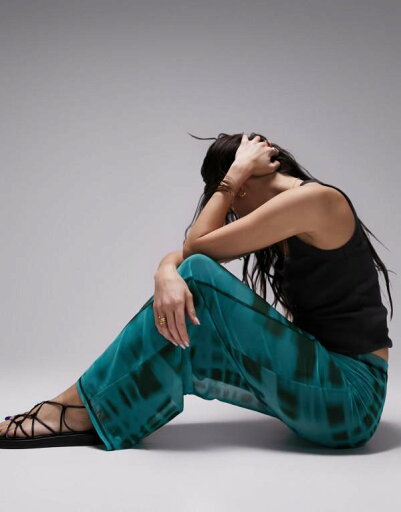 【送料無料】 トップショップ レディース スカート ボトムス Topshop overlocking tie dye midi skirt in blue BLUE 【送料無料】 トップショップ レディース スカート ボトムス Topshop overlocking tie dye midi skirt in blue BLUE