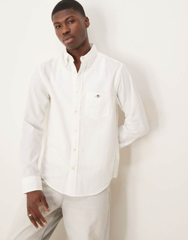 【送料無料】 ガント メンズ シャツ トップス GANT shield logo seersucker tonal stripe shirt in off white off white