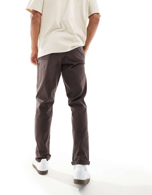 【送料無料】 エイソス メンズ カジュアルパンツ ボトムス ASOS DESIGN tapered washed chinos in brown Brown