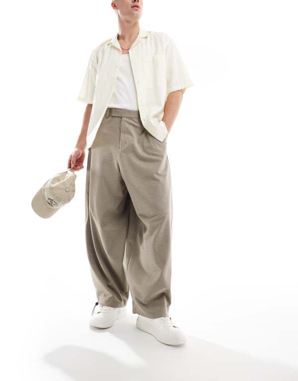 【送料無料】 エイソス メンズ カジュアルパンツ ボトムス ASOS DESIGN smart wide leg parachute pants in brown twill BROWN