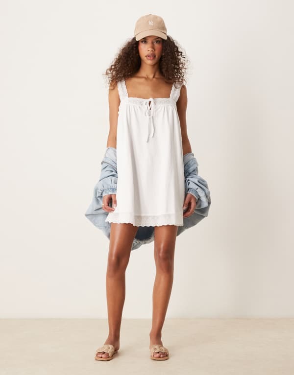 【送料無料】 エイソス レディース ワンピース トップス ASOS DESIGN square neck lace insert smock mini dress in white WHITE