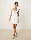 【送料無料】 グラマラス レディース ワンピース トップス Glamorous smock mini dress with floral embroidery in white WHITE(4)