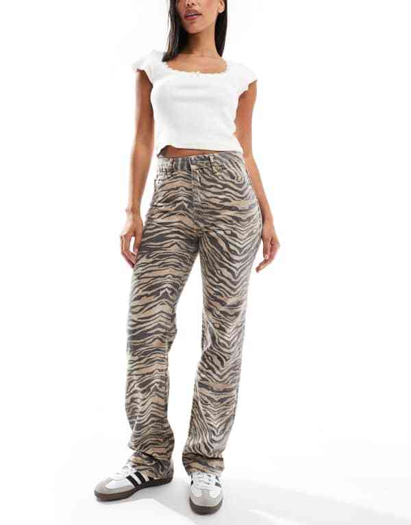 【送料無料】 ストラディバリウス レディース デニムパンツ ボトムス Stradivarius straight leg jean in tiger print Multi