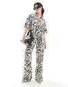 【送料無料】 エイソス レディース カジュアルパンツ ボトムス ASOS DESIGN low rise textured linen look pants in zebra print - part of a set Zebra print