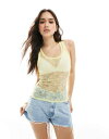 【送料無料】 モンキ レディース ベスト トップス Monki lace tank top with racer back in yellow Yellow