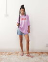 【送料無料】 ウィークデイ レディース Tシャツ トップス Weekday oversized t-shirt with deep dreams graphic print in pink and lilac spray wash pink