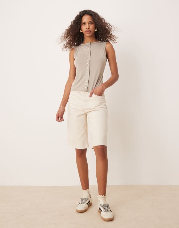 【送料無料】 カルバンクライン レディース ハーフパンツ・ショーツ ボトムス Calvin Klein Jeans longer denim shorts in ecru wash Denim Light