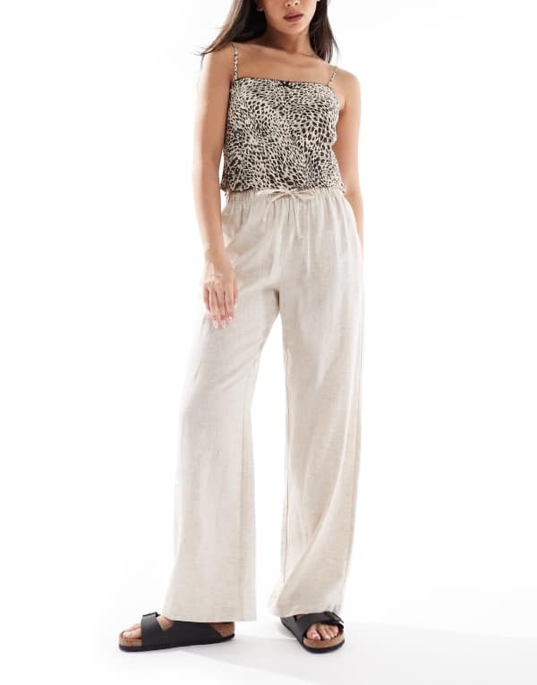 【送料無料】 ベルシュカ レディース カジュアルパンツ ボトムス Bershka tie waist wide leg linen-rich pants in sand ECRU