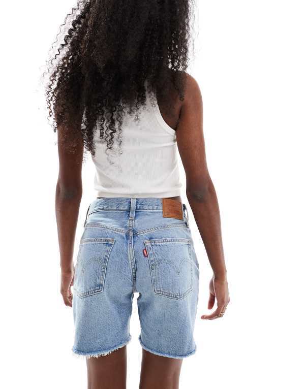 【送料無料】 リーバイス レディース ハーフパンツ・ショーツ ボトムス Levi's 501 mid thigh low waisted denim shorts in mid blue BLUE